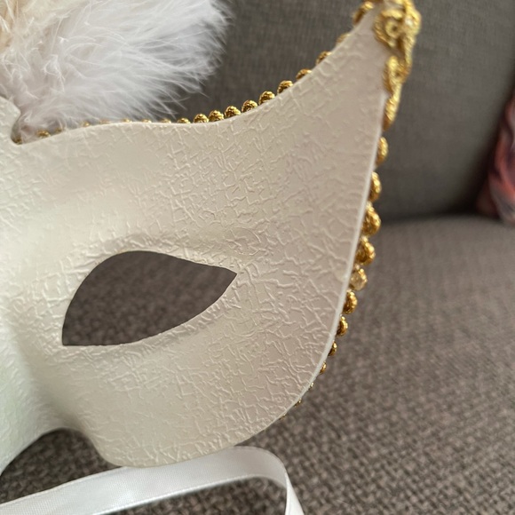 COPY - Gorgeous Mask just in time for Halloween - Picture 6 of 6